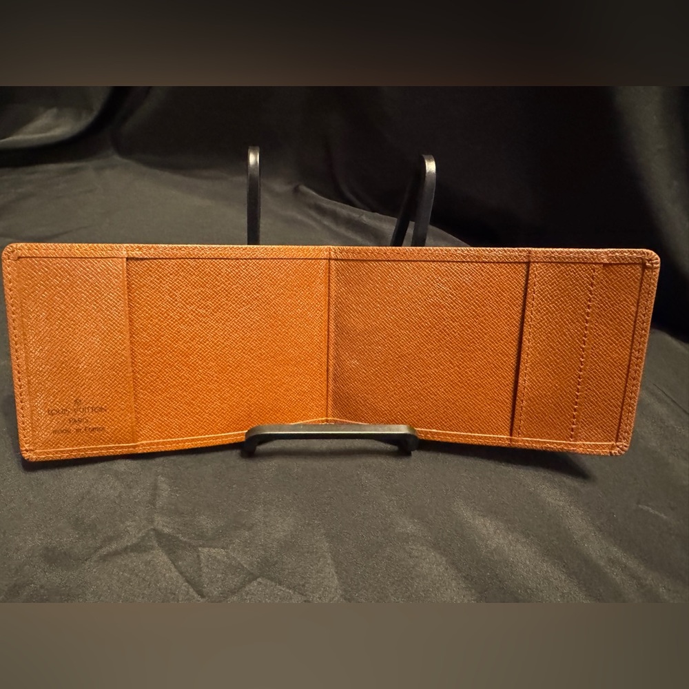 Louis Vuitton LV Taiga Leather Men's Wallet - Picture 5 of 10